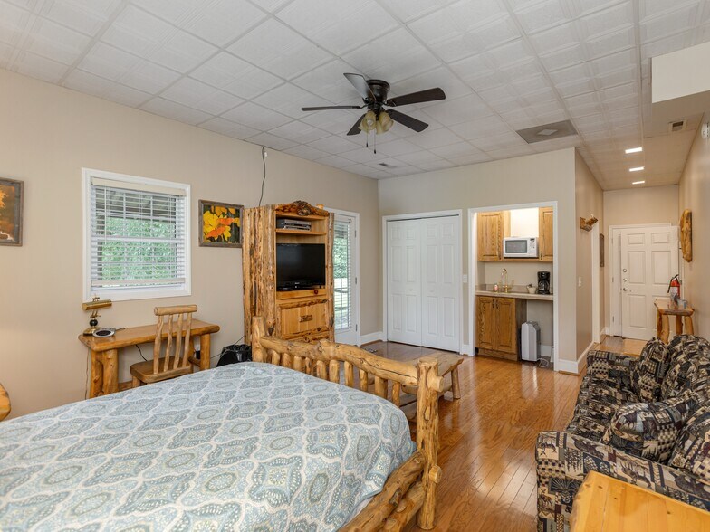 More Photos Of 8826 Boylston Hwy, Mills River Flex For Sale