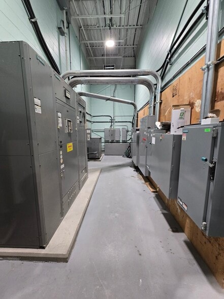 More Photos Of 2695 Av Dollard, Montréal Warehouse For Sale