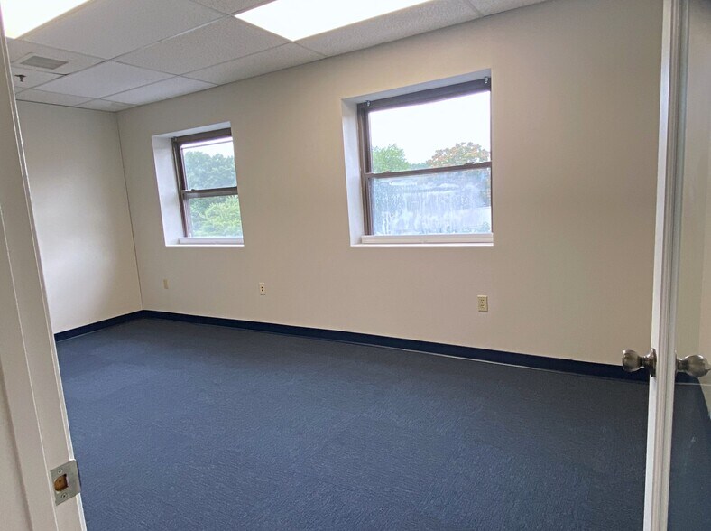 More Photos Of 76 Winn St, Woburn Office For Lease