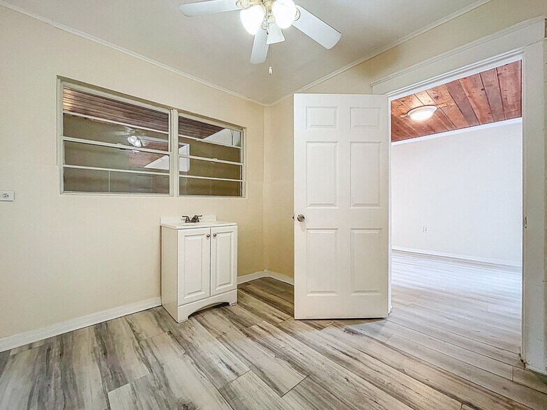 More Photos Of 301 N US Highway 41, Ruskin Office Residential For Lease