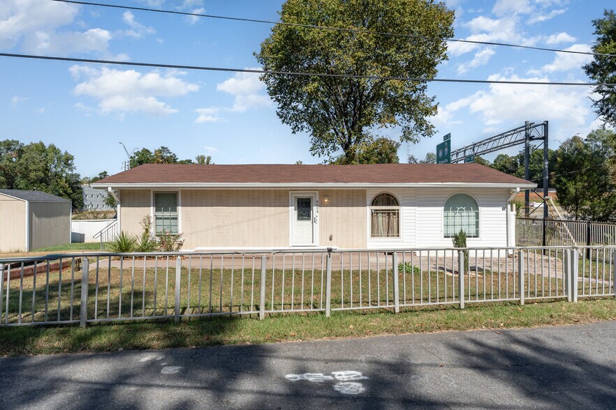 More Photos Of 9008 N Lakebrook Rd, Charlotte Light Distribution For Sale