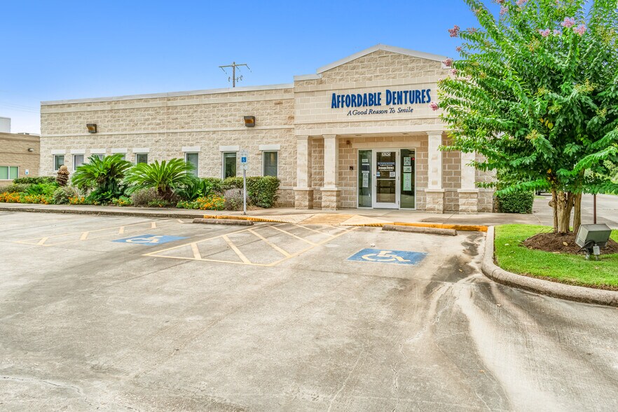 More Photos Of 3095 College St, Beaumont Medical For Sale