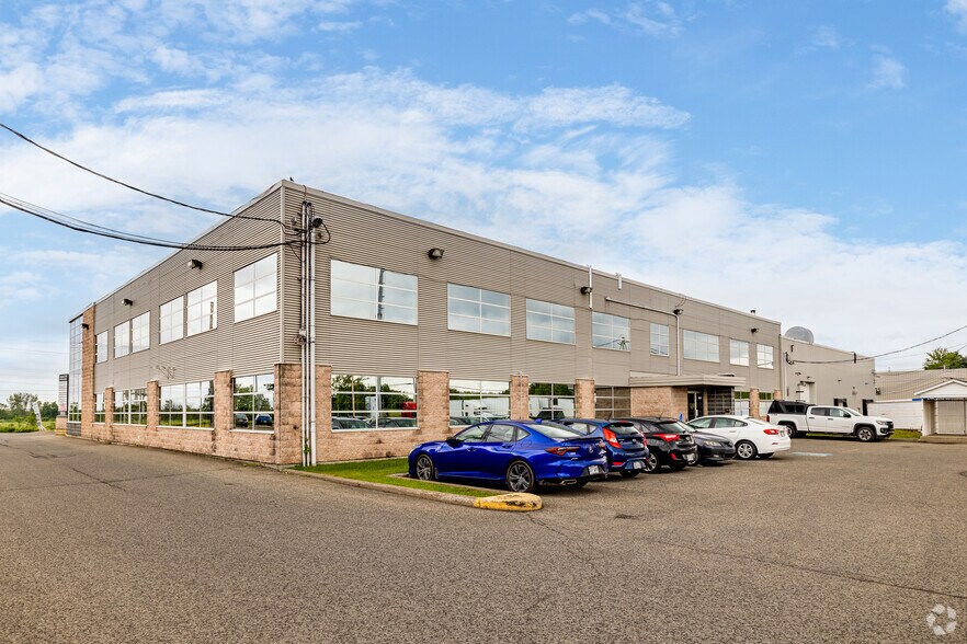 More Photos Of 1919-1933 Boul Lionel-Bertrand, Boisbriand Flex For Lease