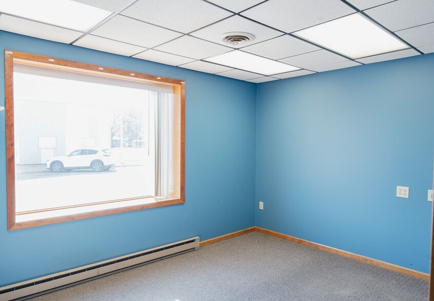 More Photos Of 435 Main St E, Trimont Flex For Sale