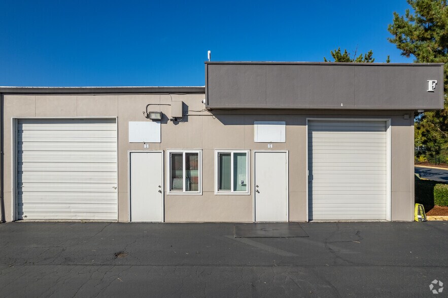 More Photos Of 8900 SW Burnham Rd, Tigard Self Storage For Lease