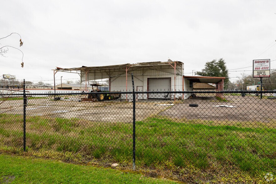 More Photos Of 6828 College, Beaumont Manufacturing For Sale