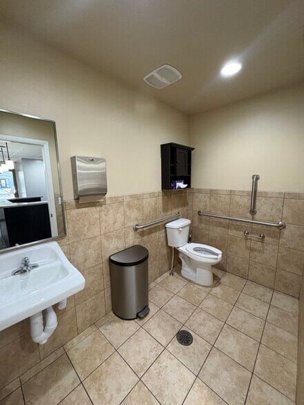 More Photos Of 937-949 Pioneer, Draper Office For Lease