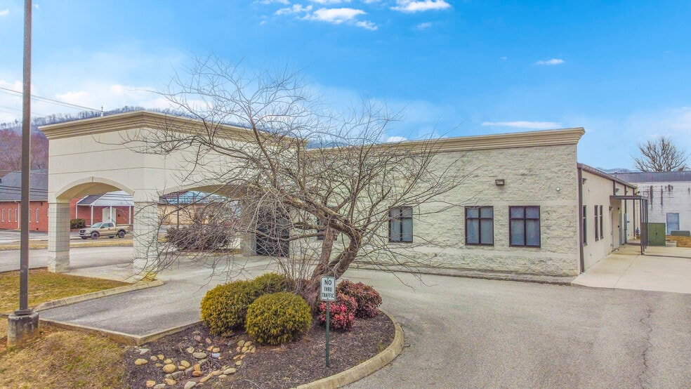 More Photos Of 305 River Dr, LaFollette Medical For Sale