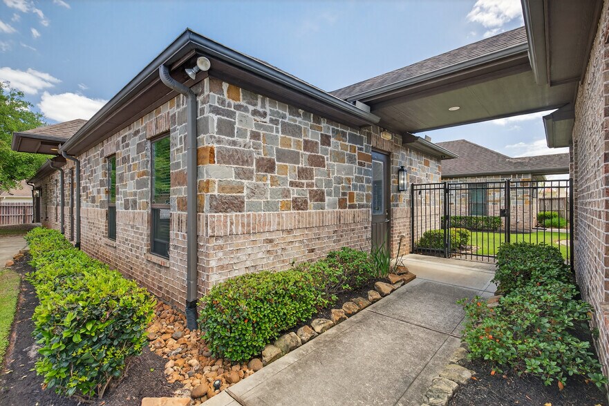 More Photos Of 32400 SH 249, Pinehurst Office For Lease