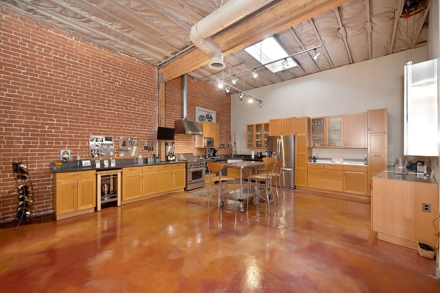 More Photos Of 2101 28th St, Sacramento Warehouse For Sale