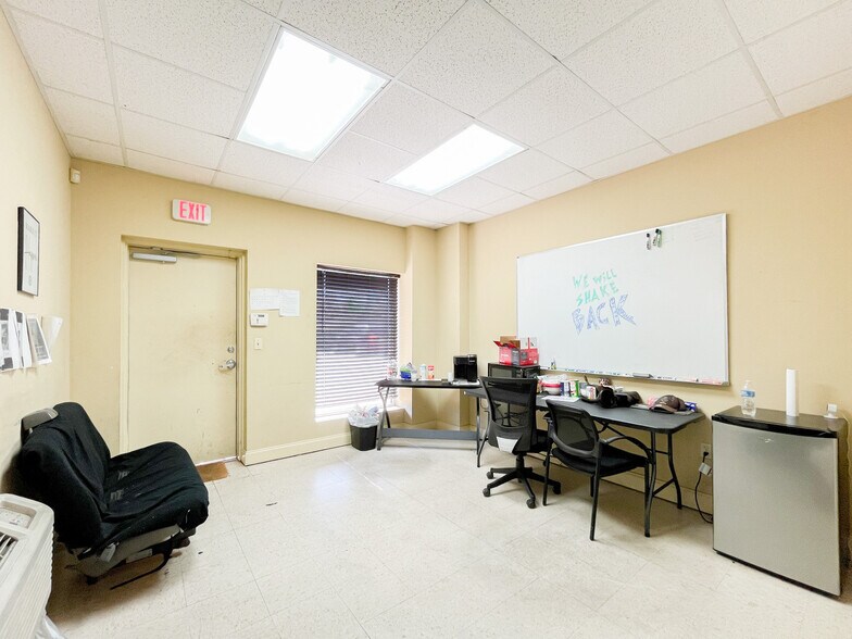 More Photos Of 2736 O'Neal Ln, Baton Rouge Light Distribution For Lease