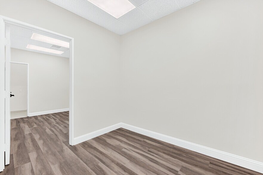 More Photos Of 326 S Edmonds Ln, Lewisville Medical For Lease