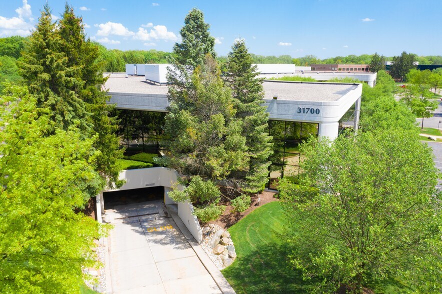 More Photos Of 31700 Middlebelt Rd, Farmington Hills Office For Lease