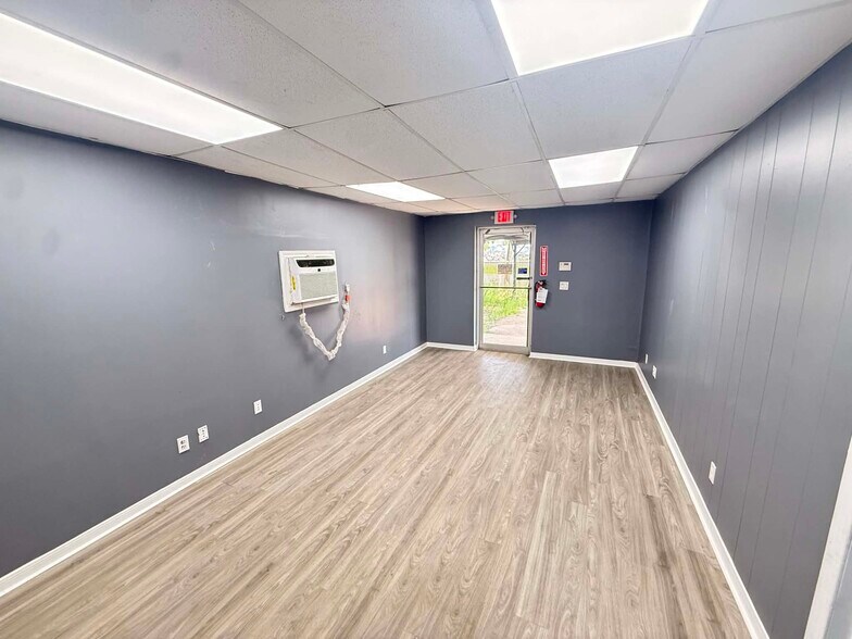 More Photos Of 1812 W D St, La Porte Truck Terminal For Lease