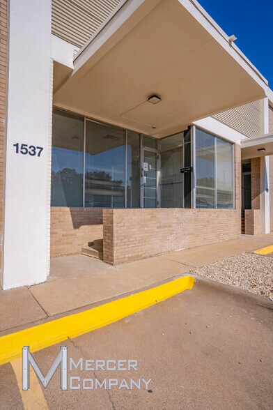More Photos Of 1533-1555 Prudential Dr, Dallas Showroom For Lease