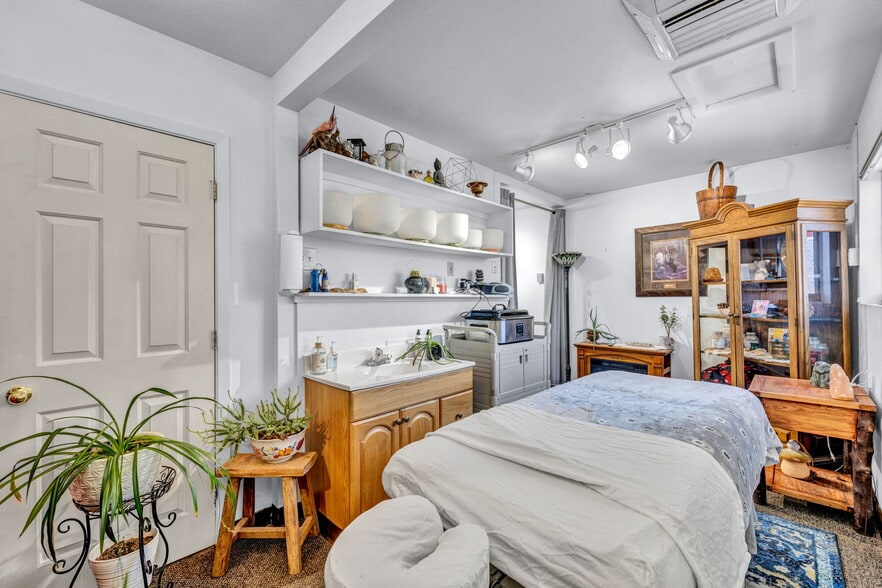 More Photos Of 198 Main St, Bridgeport Restaurant For Sale