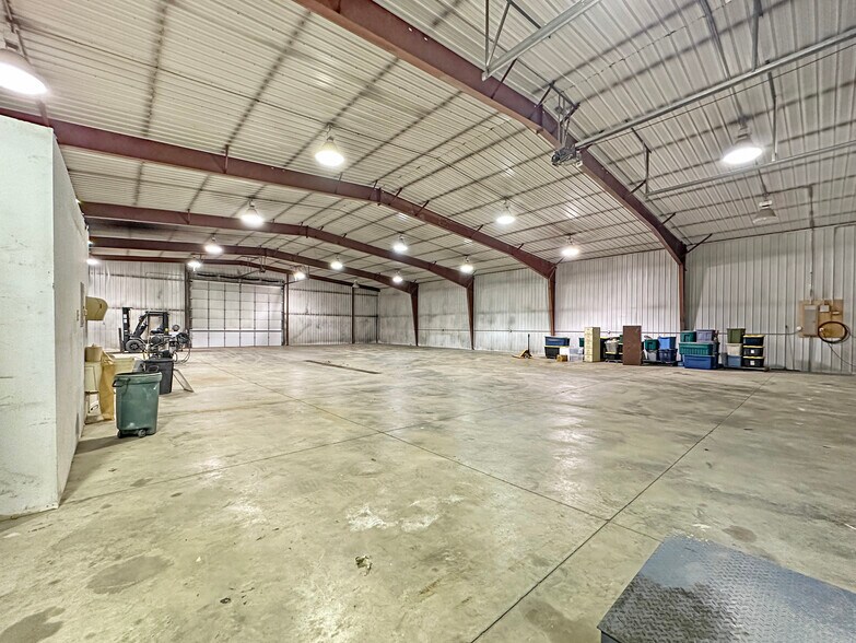 More Photos Of 4015 11th Ave SE, Minot Service For Sale