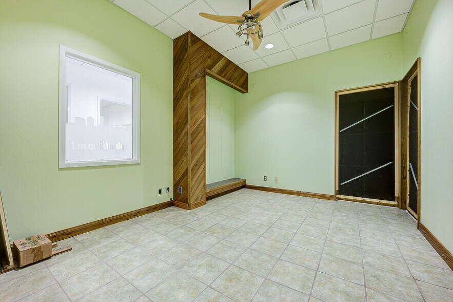 More Photos Of 7415 Eastex Freeway Plaza, Beaumont Industrial For Sale