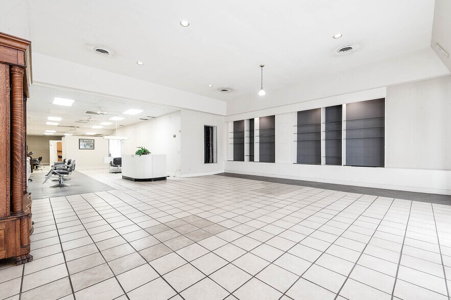More Photos Of 101 E Monseratte St, El Campo Storefront For Sale
