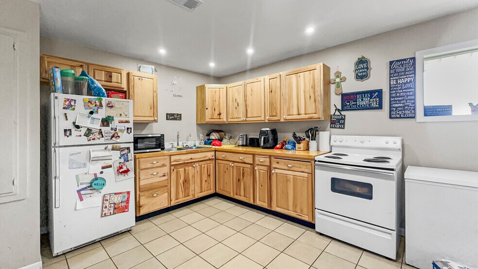 More Photos Of 300 S Cedar St, Crockett Apartments For Sale