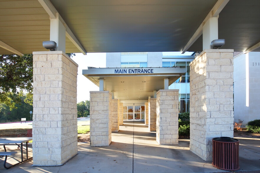 More Photos Of 1905 Doctors Hospital Dr, Bridgeport Healthcare For Sale