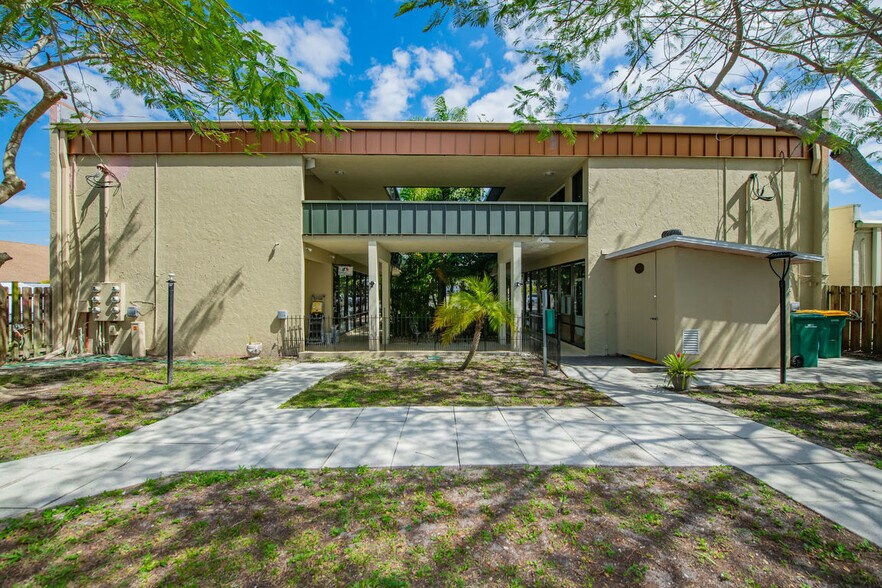 More Photos Of 2595 Tamiami Trl, Port Charlotte Apartments For Lease