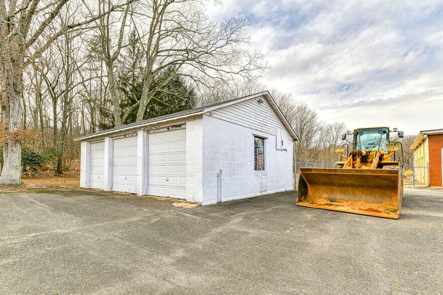More Photos Of 314 Monmouth Rd, Millstone Warehouse For Lease