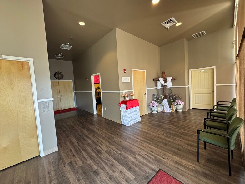 More Photos Of 104-224 Holly St, Nampa Storefront For Lease