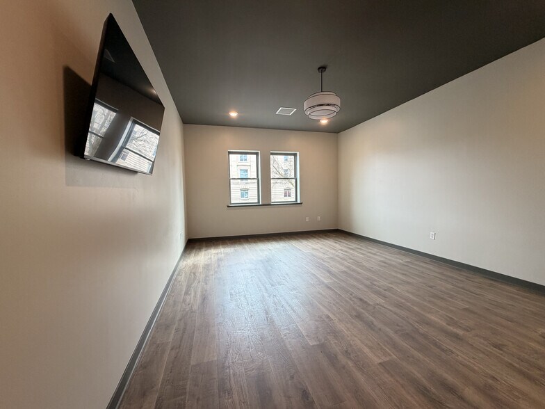 More Photos Of 4-20 W Main St, Danville Storefront Retail Office For Lease