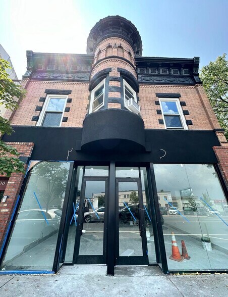 More Photos Of 200 Merrick Rd, Rockville Centre Storefront Retail Residential For Lease