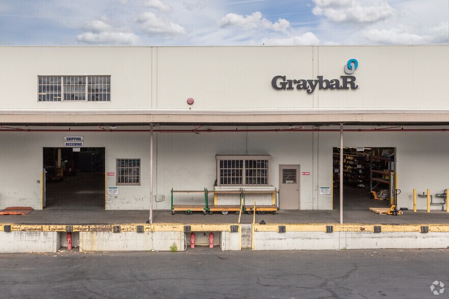 More Photos Of 901 NE 60th Ave, Portland Warehouse For Lease