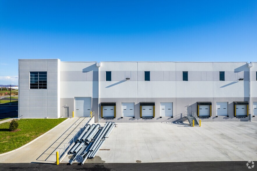 More Photos Of 1000 Carson Ct, Palmer Township Distribution For Lease