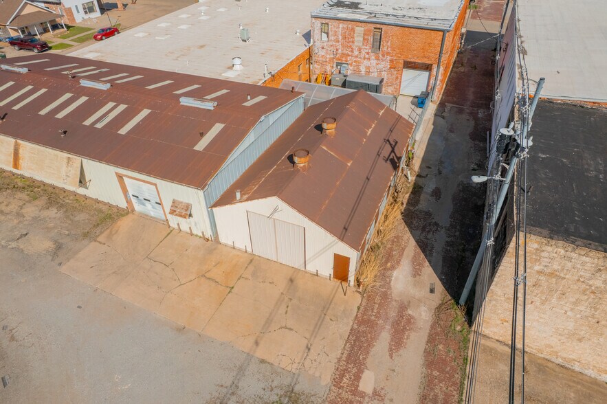 More Photos Of 221 N Cleveland Ave, Cushing Department Store For Sale