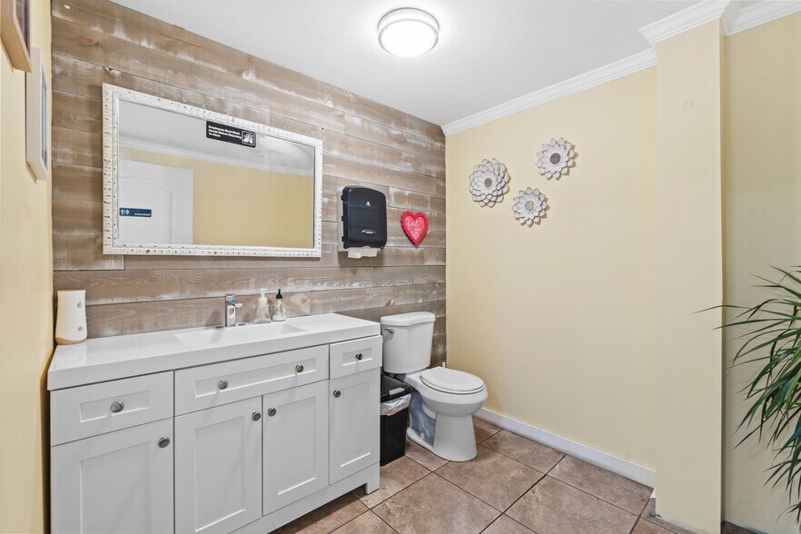 More Photos Of 808 Bypass Rd, Winchester Freestanding For Sale