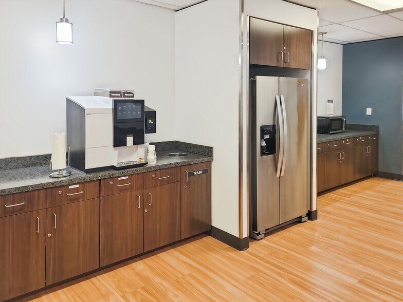 More Photos Of 5050 Quorum Dr, Dallas Coworking Space