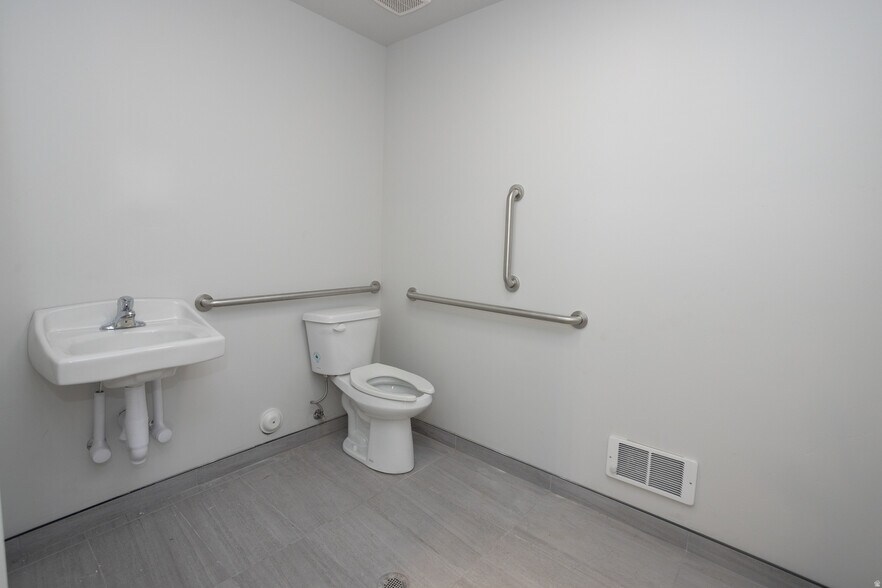 More Photos Of 385 S Main St, Richfield Storefront For Lease