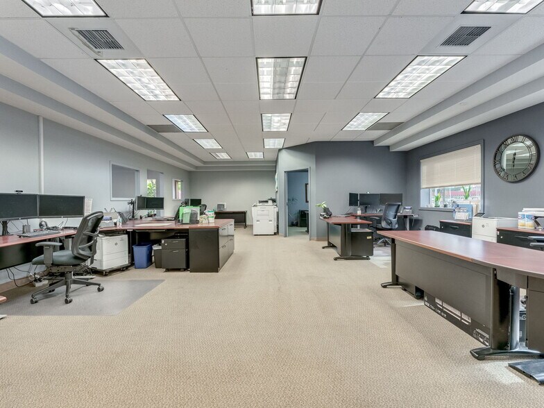 More Photos Of 1215 NE Baker St, Mcminnville Office For Sale
