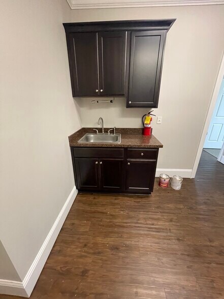 More Photos Of 327 Dahlonega St, Cumming Office For Lease