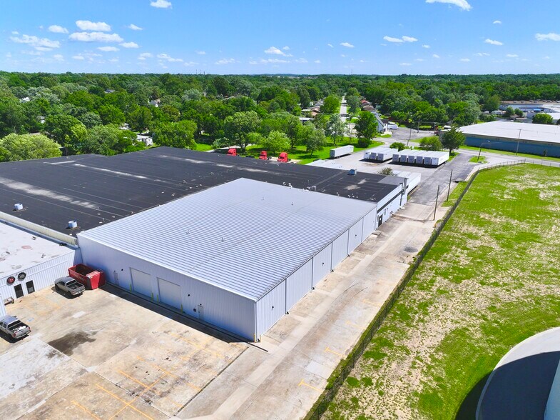 More Photos Of 344 Maple, Gallatin Warehouse For Lease