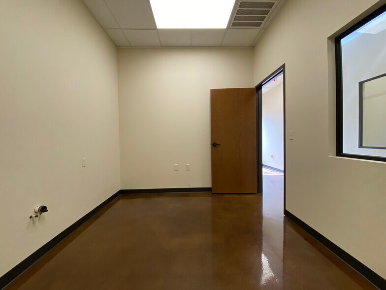 More Photos Of 8921 NW Expressway St, Oklahoma City Warehouse For Lease