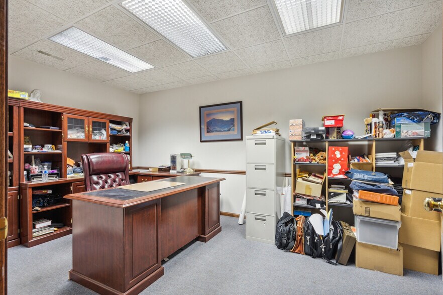 More Photos Of 305 E San Marnan Dr, Waterloo Medical For Sale