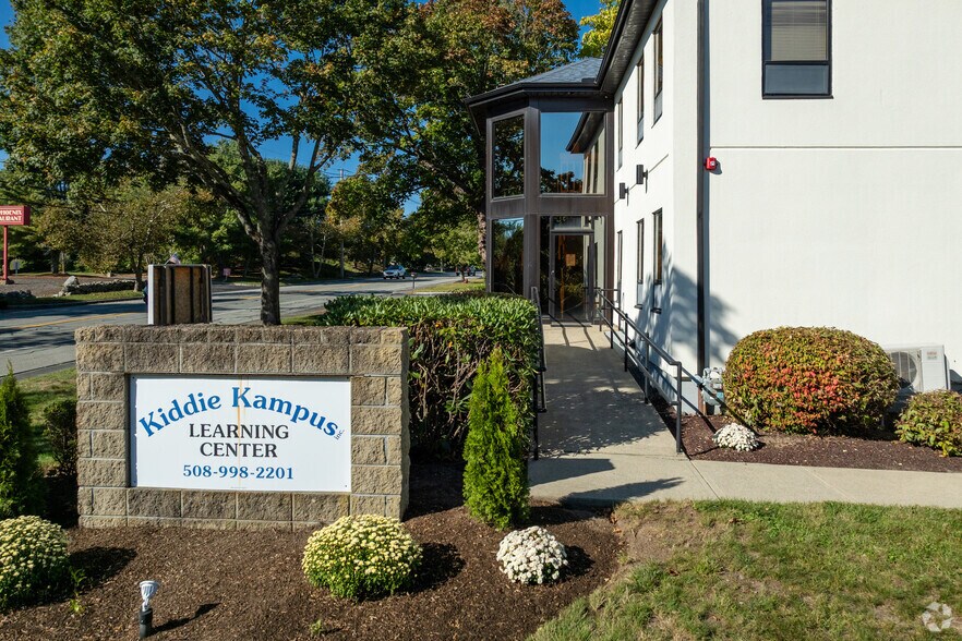 More Photos Of 445 Faunce Corner Rd, North Dartmouth Office For Sale