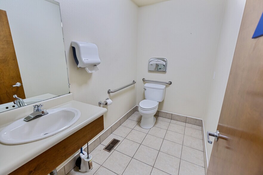More Photos Of 1215 Plumas St, Yuba City Office For Sale