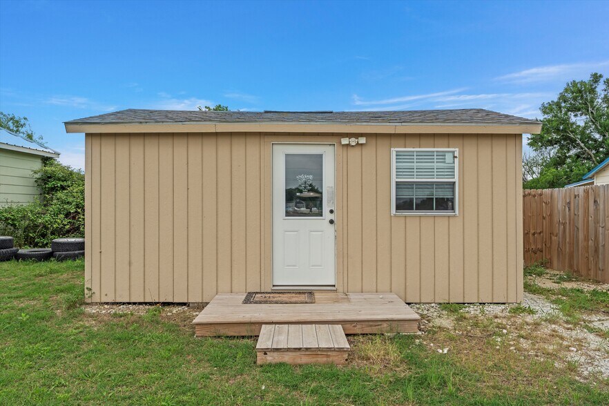 More Photos Of 1020 E Jefferson Ave, Whitney Light Distribution For Sale