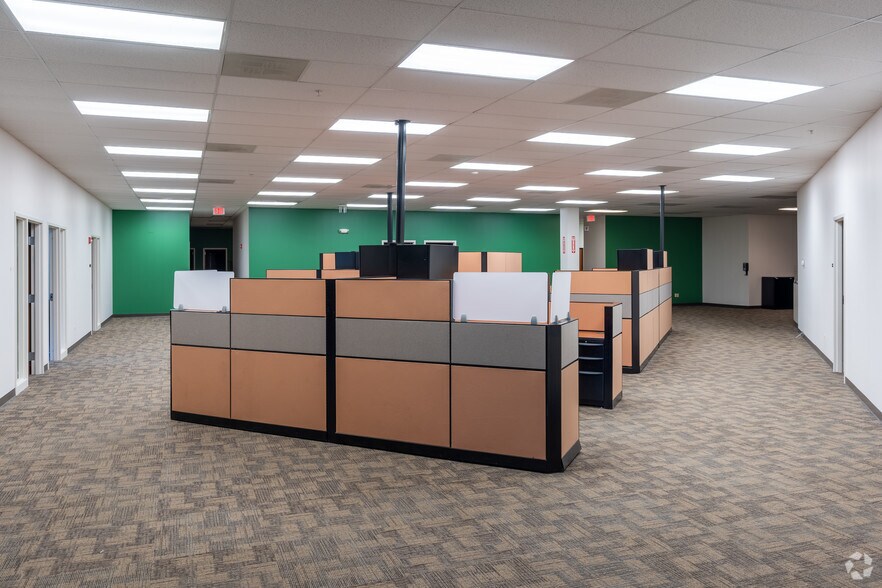 More Photos Of 135-195 E Elk Trl, Carol Stream Distribution For Lease