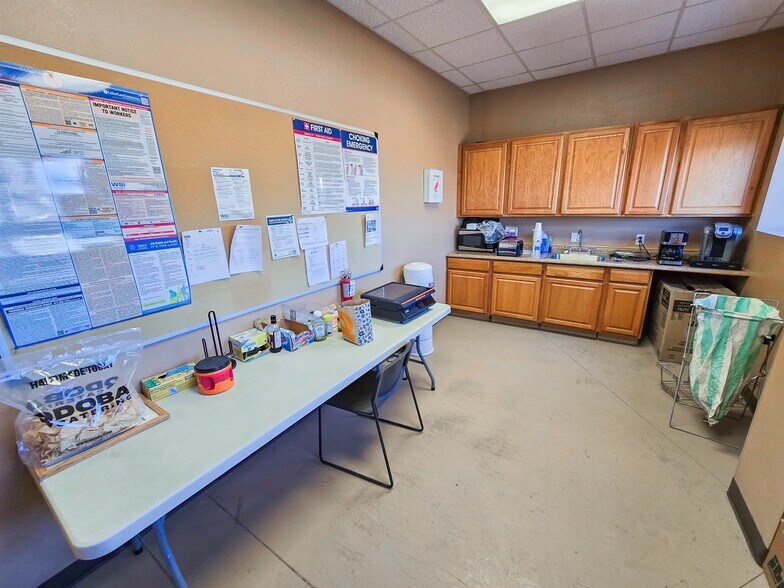 More Photos Of 509 Well St, Williston Warehouse For Lease