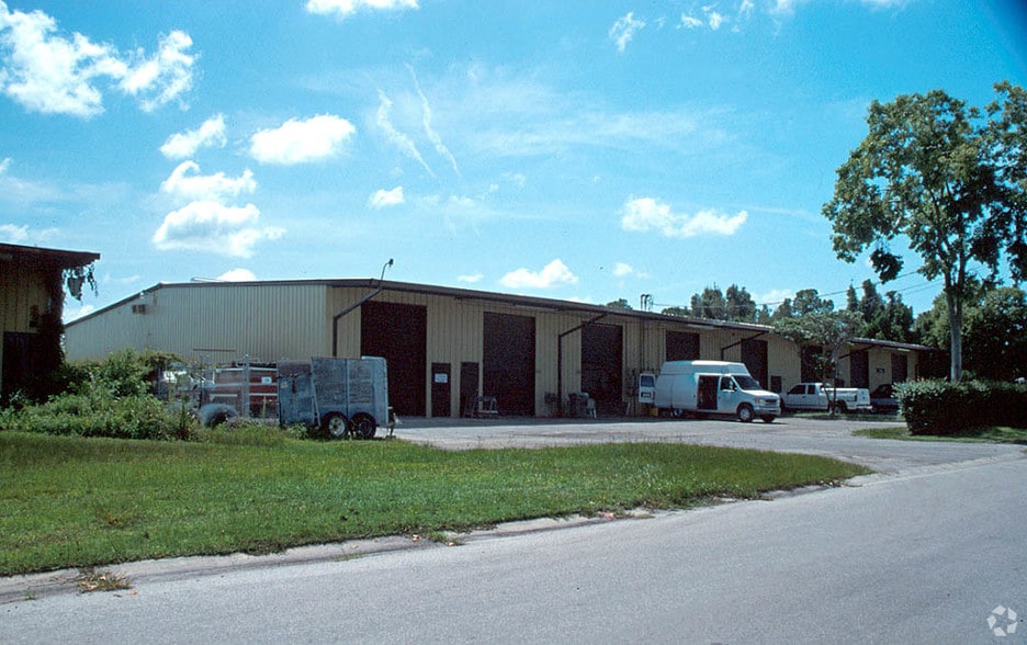 More Photos Of 2542 12th St, Sarasota Warehouse For Lease