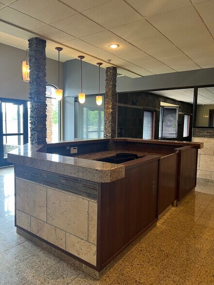 More Photos Of 525 Commons Dr, Woodbury General Retail For Lease