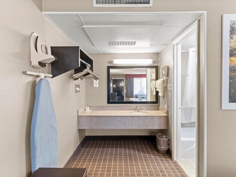 More Photos Of 1500 Idaho St, Elko Hotel For Sale