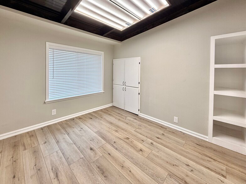 More Photos Of 1030 W Main St, Jenks Office For Sale